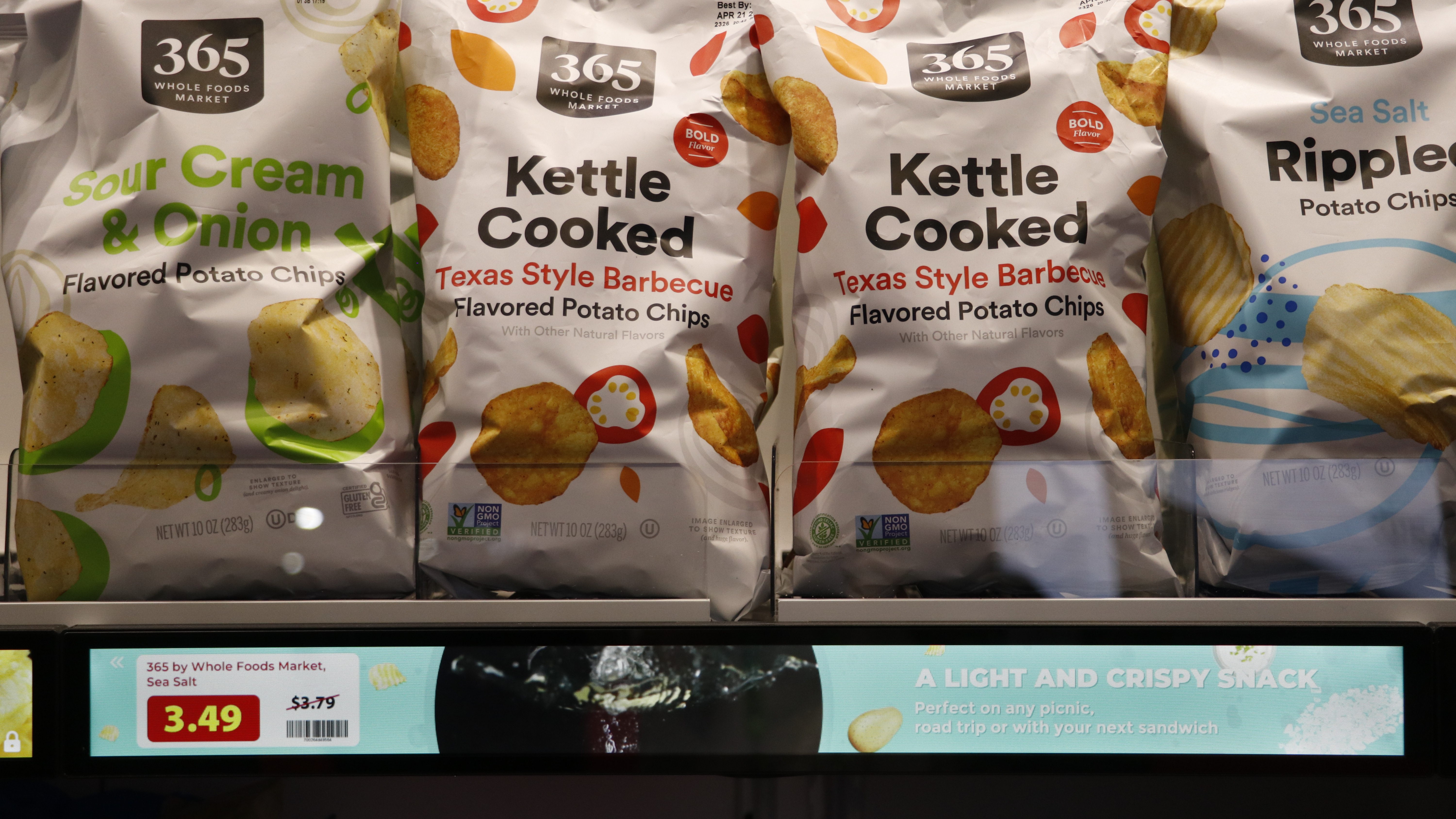 Lumina Edge LCD price label can display promotional and rich information about products on shelf.